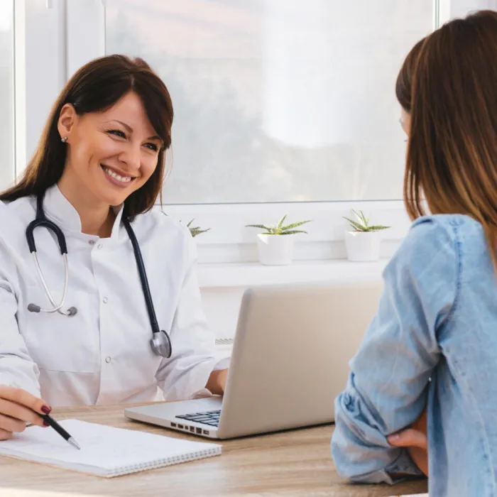 Врач консультирует пациента о лечении